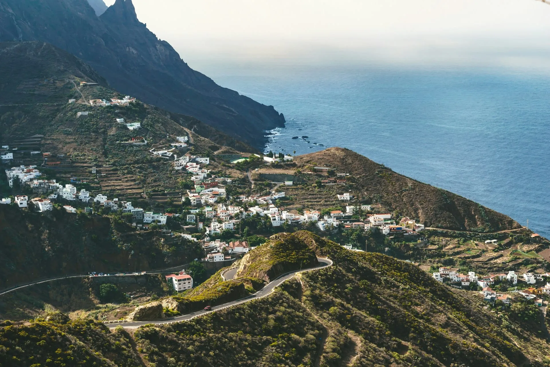 Une route côtière sinueuse au-dessus d'une eau atlantique turquoise