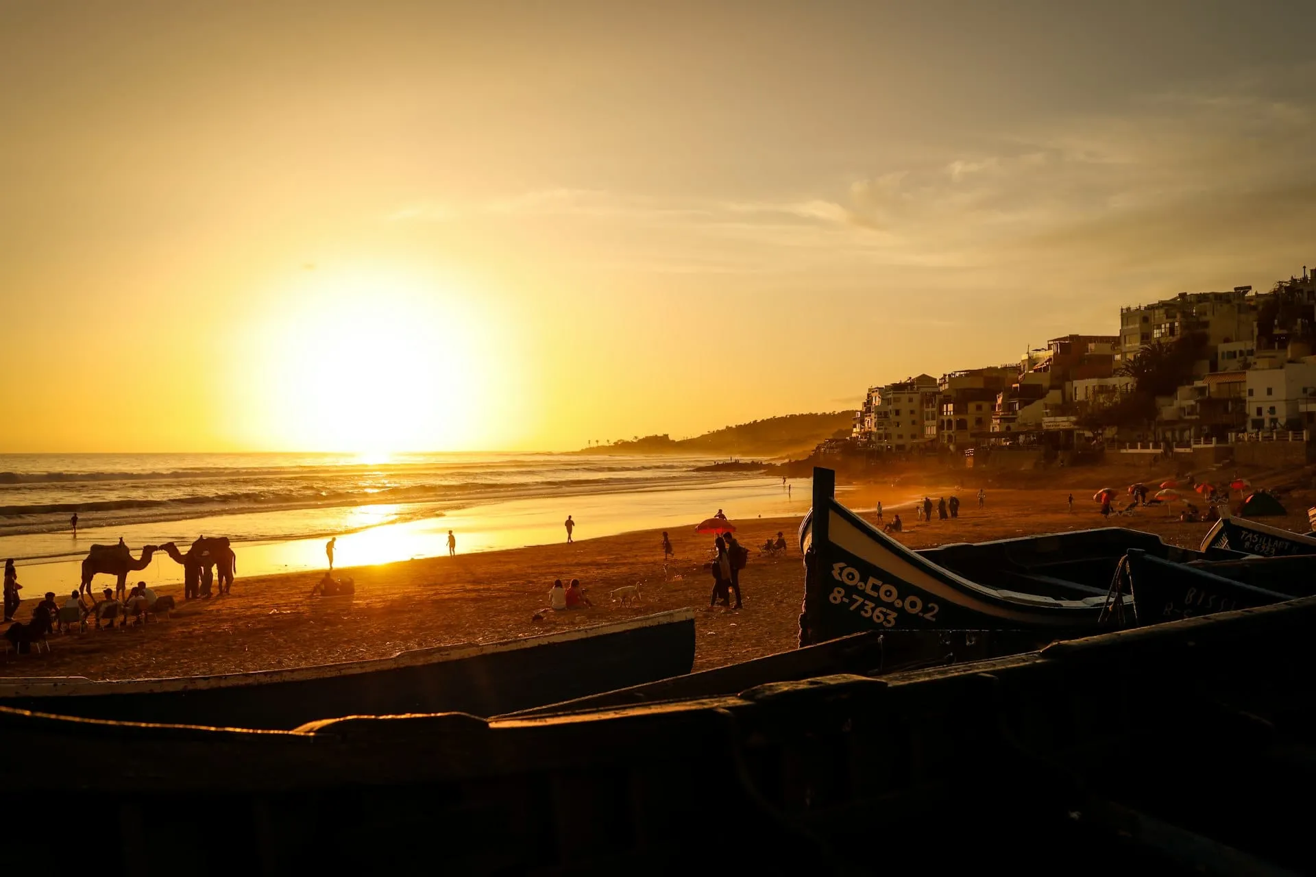 Una furgoneta camper aparcada sobre una playa atlántica salvaje al atardecer