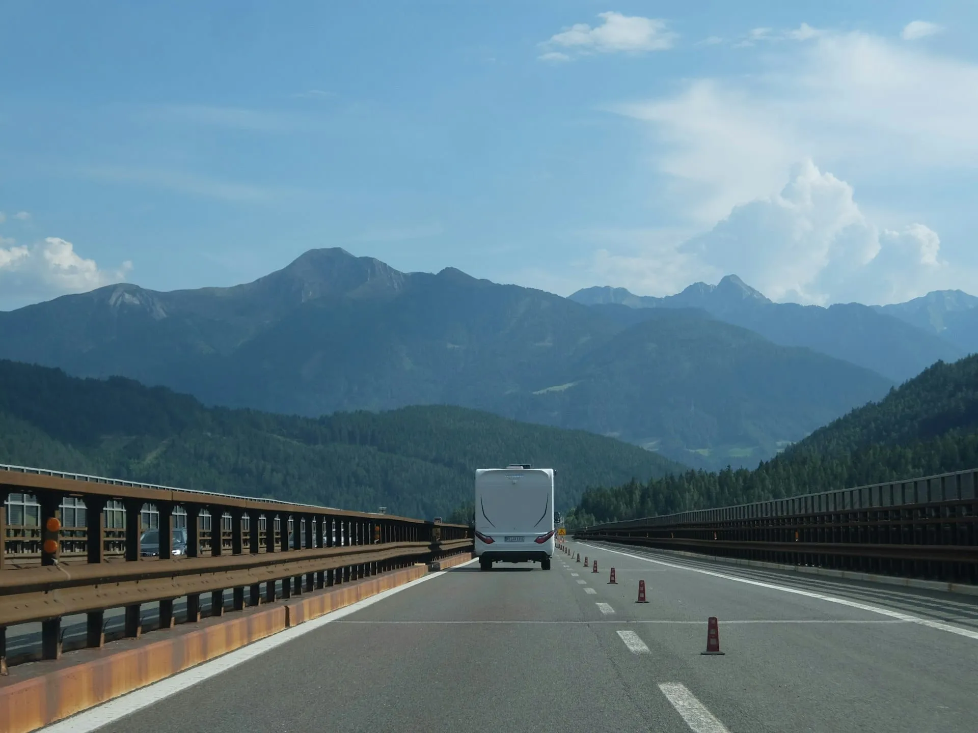 Vista del salpicadero al cruzar una frontera europea, con la documentación en la puerta