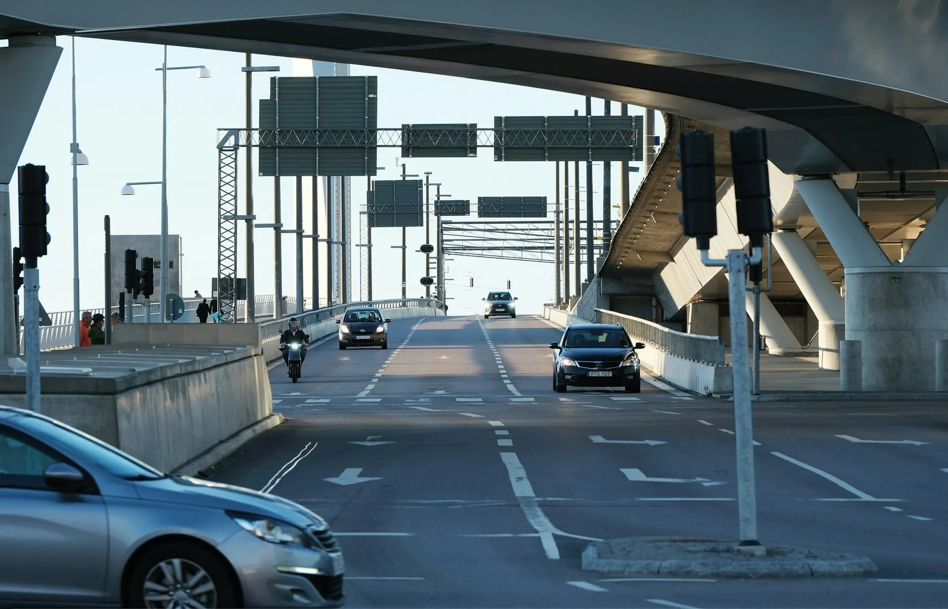 Una estación de peaje en una autopista del sur de Europa al anochecer