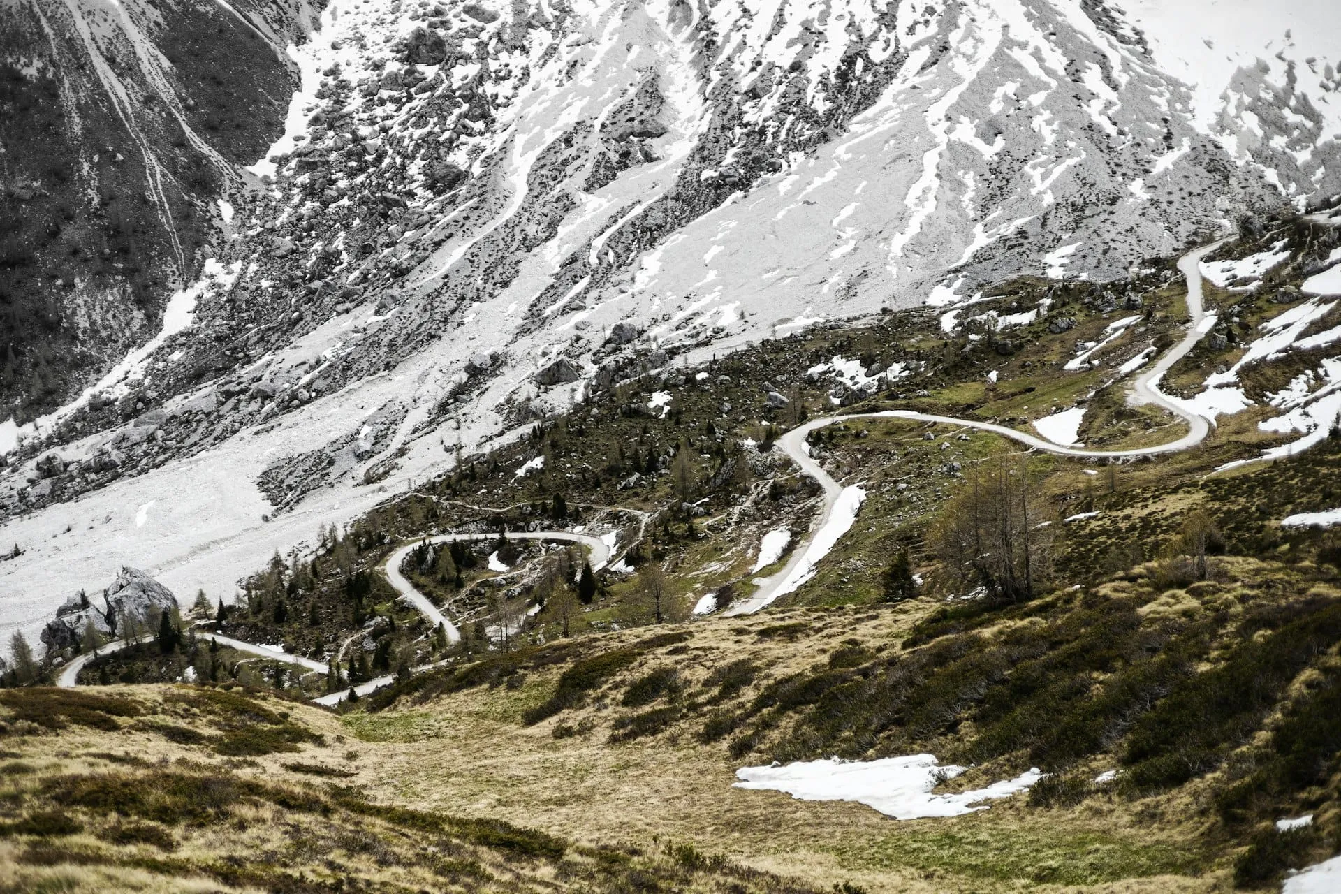 Les lacets empilés du col du Stelvio vus d'en haut